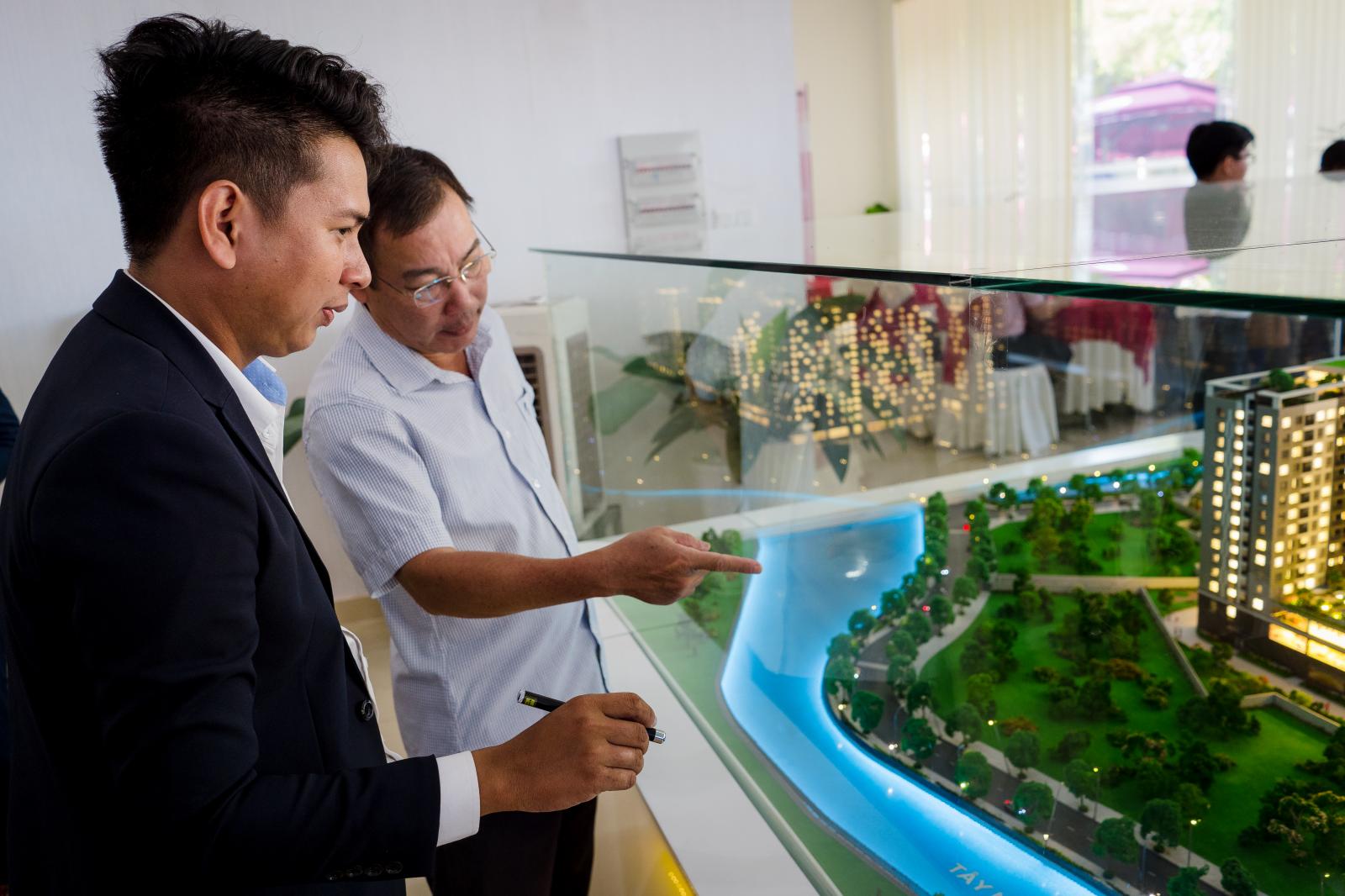 Hình ảnh khách hàng tham quan dự án