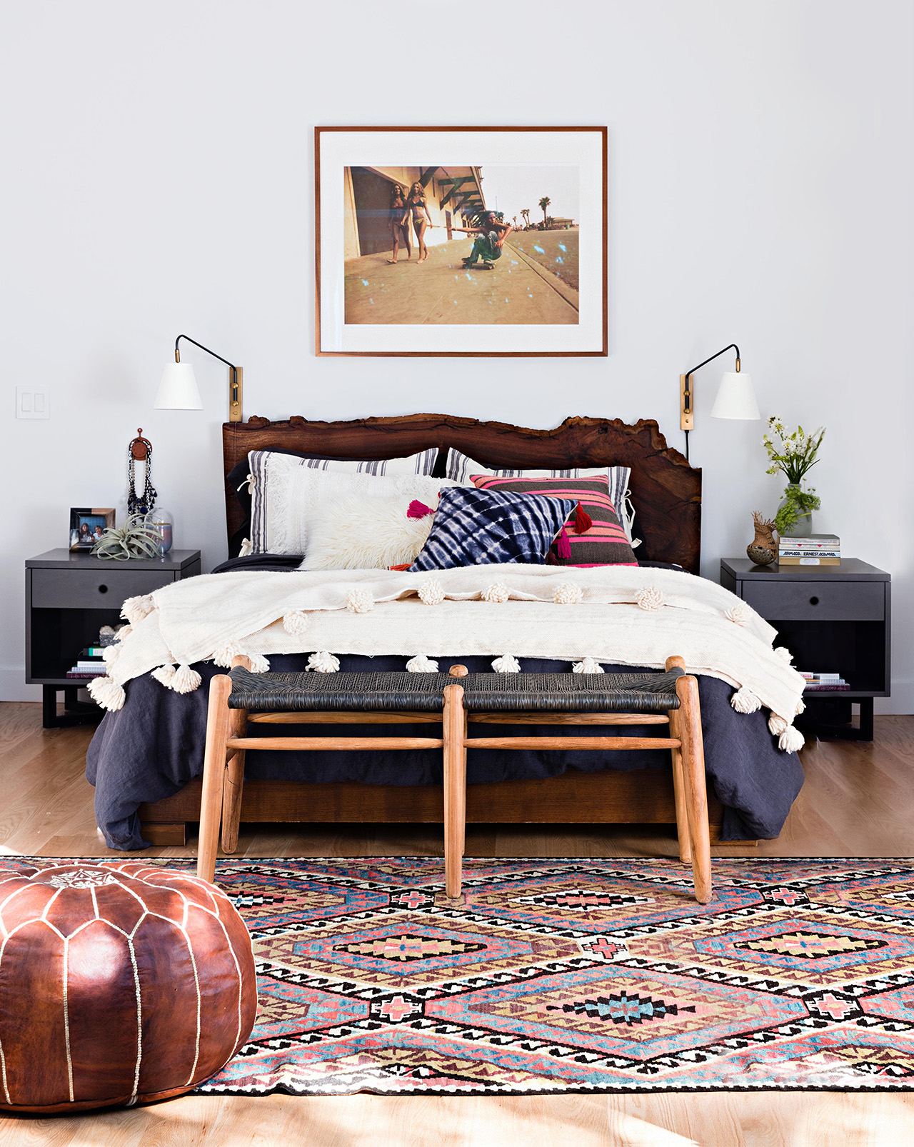 Điểm nhấn của phòng ngủ là đầu giường bằng gỗ với thiết kế bắt mắt. đầu giường bằng gỗ độc đáo