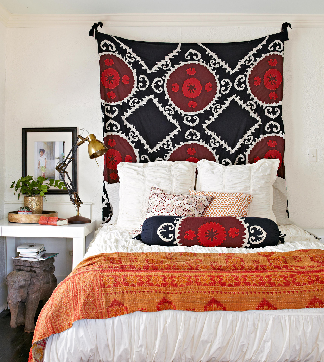 Thảm treo đầu giường tạo cảm giác kịch tính cho phòng ngủ nhỏ. thảm treo đầu giường