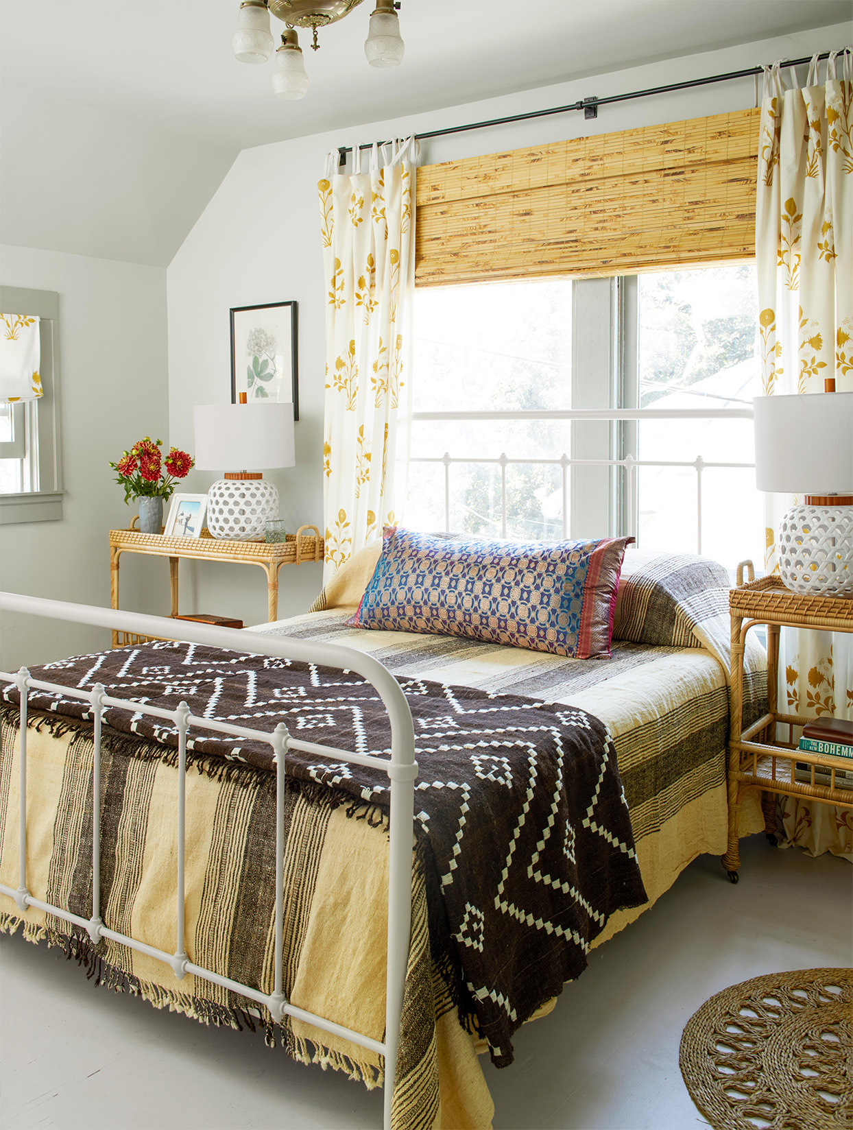 Trang trí phòng ngủ nhỏ nên chọn kiểu giường thanh mảnh. trang trí phòng ngủ nhỏ