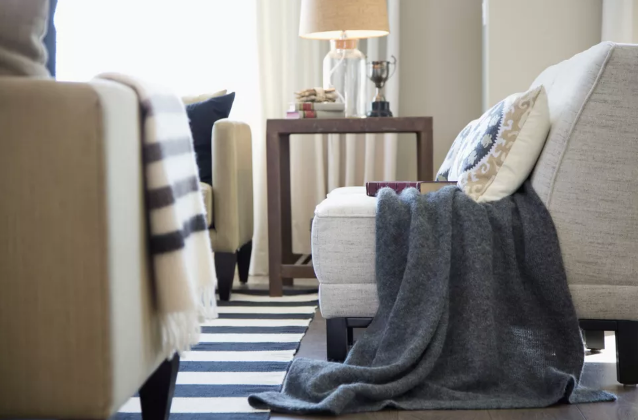 hình ảnh cận cảnh chăn ném màu xám và kẻ sọc đen trắng trên ghế sofa phòng khách