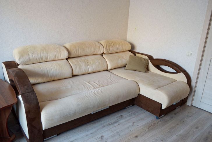 hình ảnh cận cảnh sofa chữ L khung gỗ bọc nệm trắng êm ái