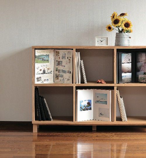 hình ảnh cận cảnh giá sách thấp kê sát tường