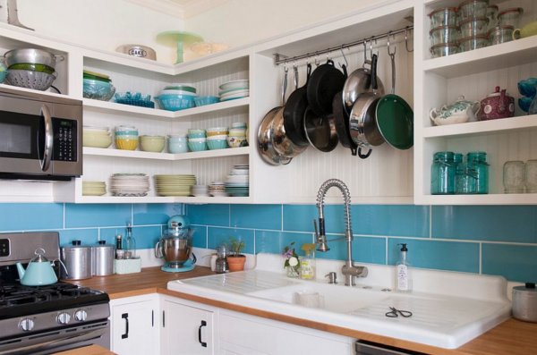 h&igrave;nh ảnh g&oacute;c ph&ograve;ng bếp với hệ kệ mở gắn tường đựng b&aacute;t đĩa, thanh treo xoong chảo