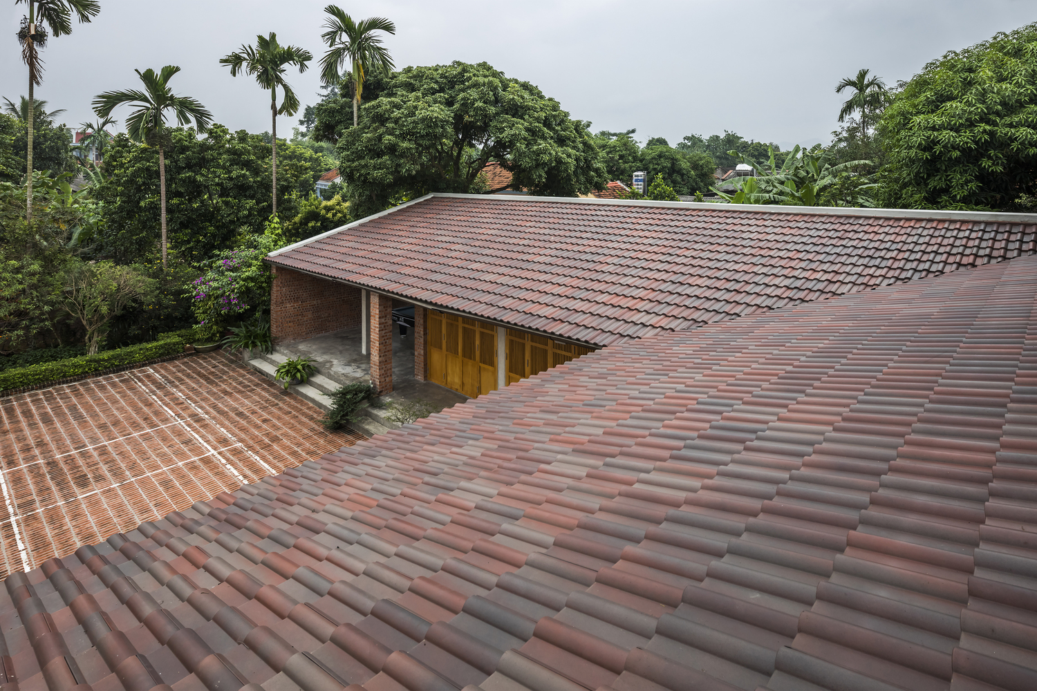 Mái nhà lợp ngói, sử dụng hệ kết cấu kết hợp với bê tông để tiết kiệm chi phí, tăng độ bền chắc.
