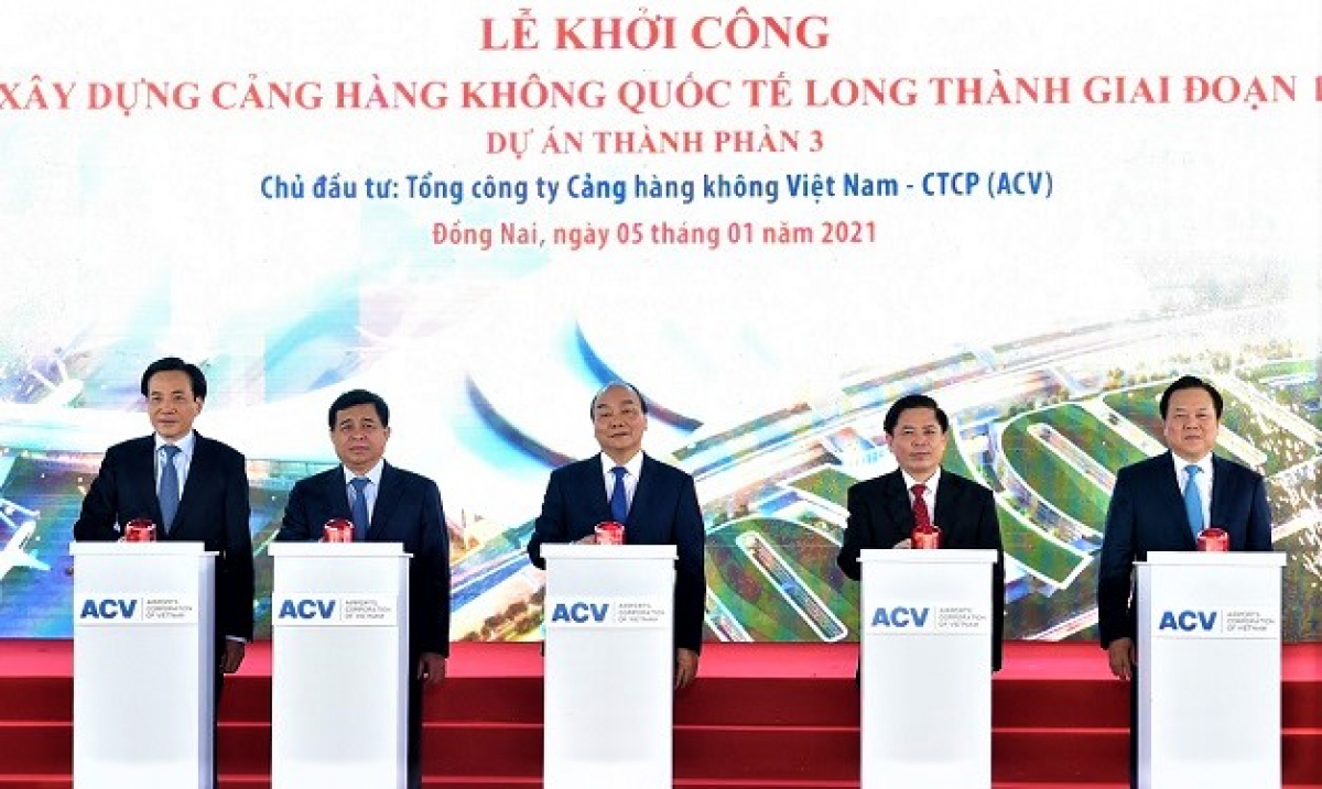 5 người đ&agrave;n &ocirc;ng đứng trước s&acirc;n khấu
