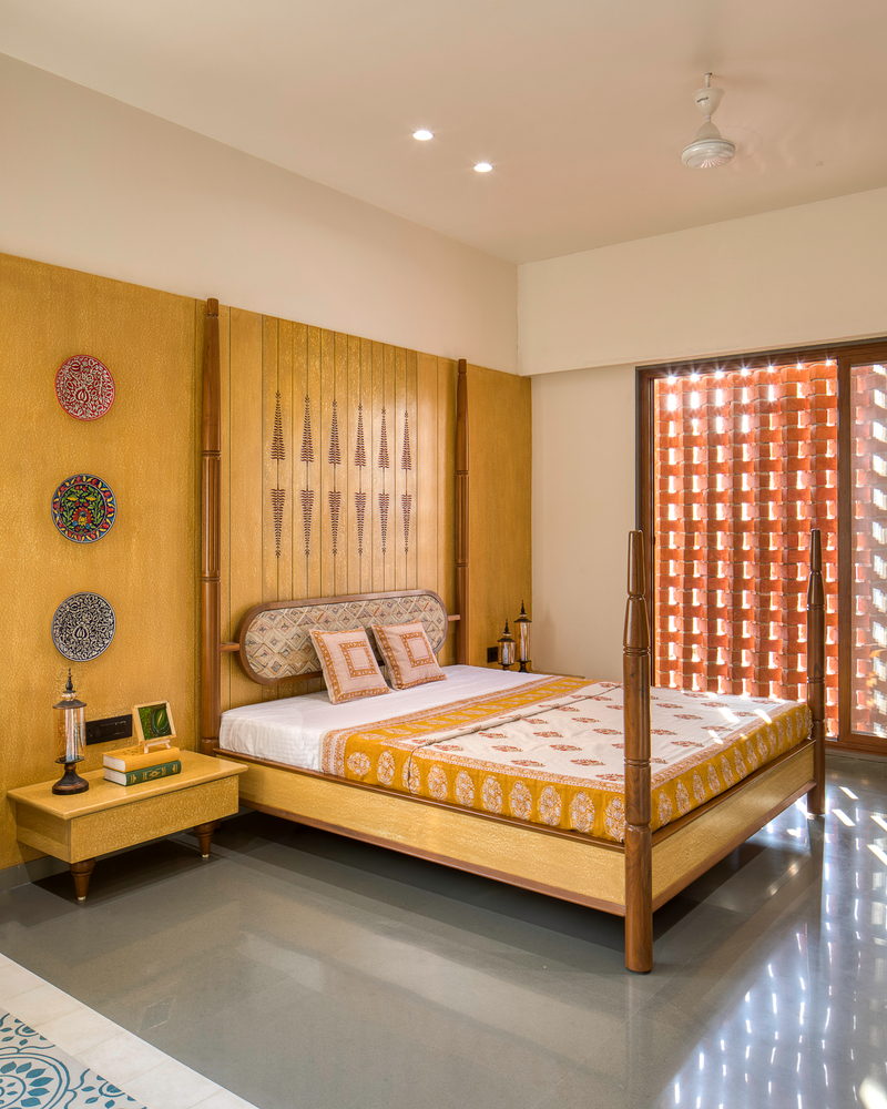 Phòng ngủ đẹp hình ảnh toàn cảnh phòng ngủ với tường đầu giường sơn màu vàng, tường gạch hoa gió