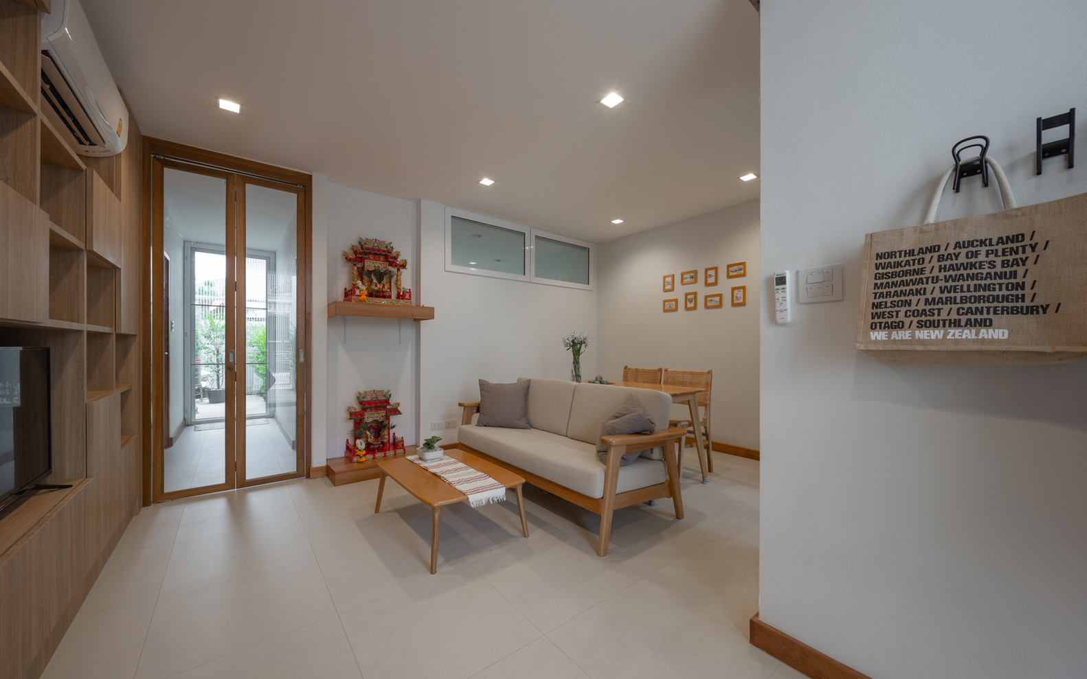 hình ảnh phòng khách rộng thoáng với sofa và bàn trà bằng gỗ