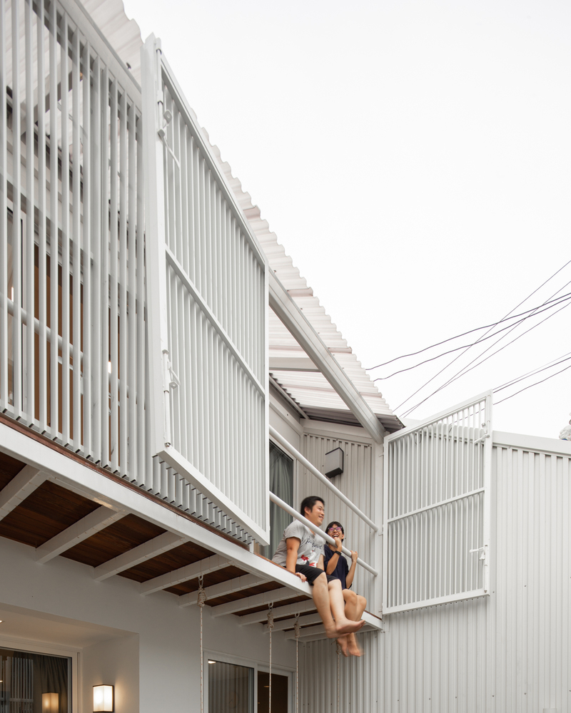 Hi&ecirc;n v&agrave; ban c&ocirc;ng ở tầng 2 được bao phủ bởi h&agrave;ng r&agrave;o th&eacute;p sơn trắng, c&oacute; cửa mở th&ocirc;ng tho&aacute;ng, phục vụ tho&aacute;t nạn khi xảy ra hỏa hoạn.