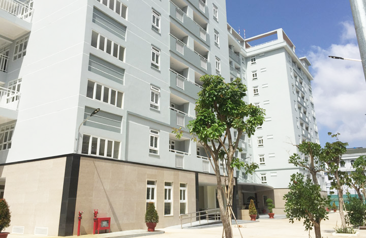 hình ảnh cận cảnh tòa nhà công vụ sơn màu trắng, xanh đã hoàn thiện và đi vào sử dụng