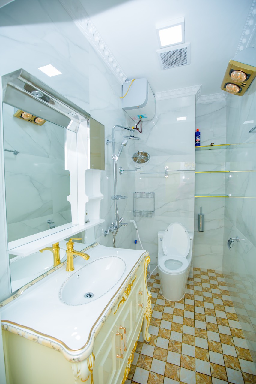 Một phòng tắm khác trong biệt thự liền kề với thiết kế nội thất mang hơi hướng hiện đại hơn.