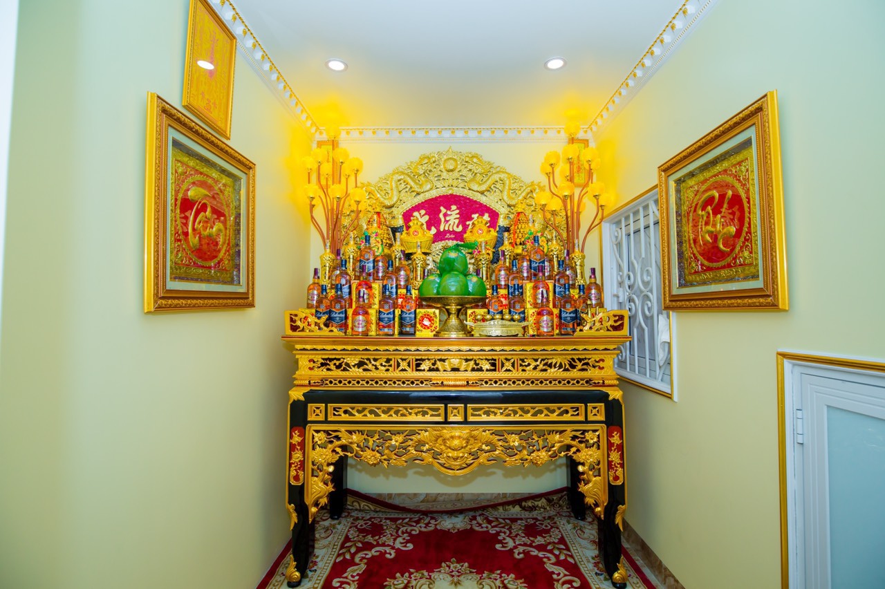 Không gian phòng thờ nhỏ nhưng sang trọng với nội thất dát vàng, bài trí đối xứng cân đối hòa hòa, đảm bảo tính tôn nghiêm cần có.