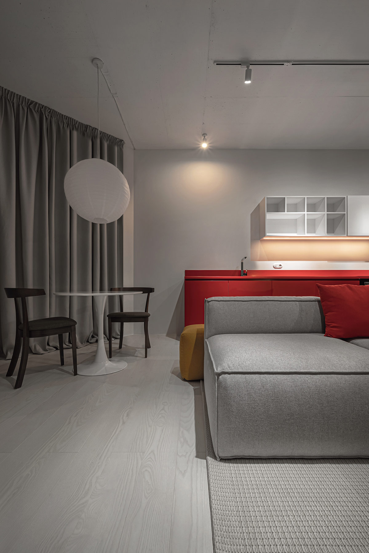 Góc ăn uống nhỏ gọn dành cho 2-3 người được bố trí ở góc phòng, cạnh cửa sổ kính cao rộng kết hợp rèm che màu xám.