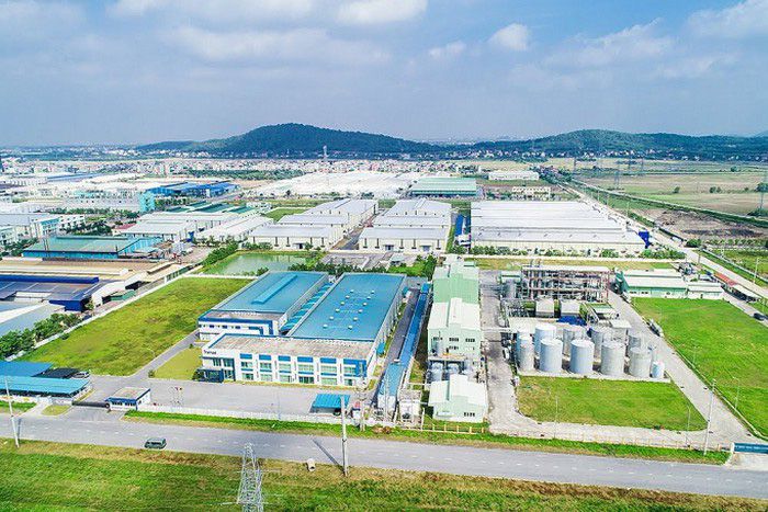 hình ảnh một khu công nghiệp nhìn từ trên cao với nhiều nhà xưởng, kho bãi, cây xanh