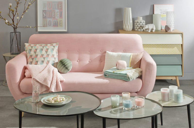 Góc phòng khách xinh xắn, thanh lịch với những gam màu pastel nhẹ nhàng như hồng, xanh ngọc, xanh lam.