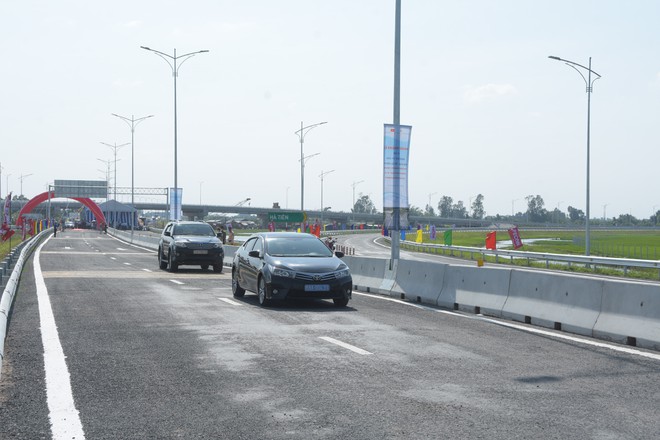 xe &ocirc; t&ocirc; đang chạy tr&ecirc;n cao tốc