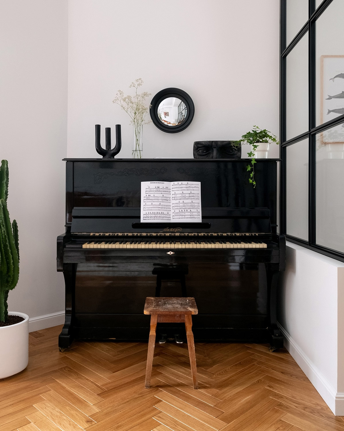 Kh&ocirc;ng gian g&oacute;c cạnh kh&oacute; xử l&yacute; nhất trong ph&ograve;ng kh&aacute;ch lại l&agrave; nơi ho&agrave;n hảo cho một c&acirc;y đ&agrave;n piano cũ v&agrave; một chiếc ghế đẩu mộc mạc. Gương nhỏ treo tường trang tr&iacute; tạo th&ecirc;m điểm s&aacute;ng cho g&oacute;c nh&agrave;.