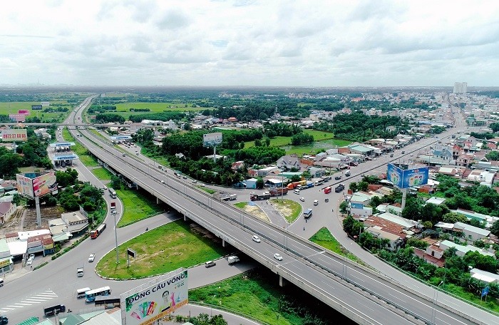 một g&oacute;c huyện Long Th&agrave;nh nh&igrave;n từ tr&ecirc;n cao c&oacute; nhiều nh&agrave; ở, đường cao tốc, c&acirc;y cối