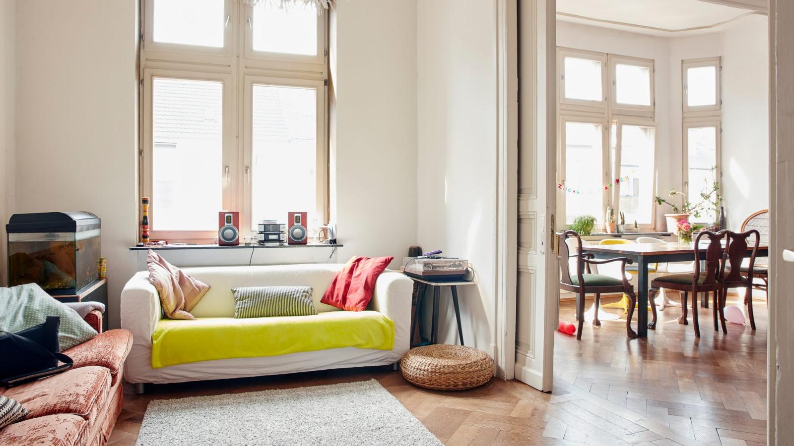 sofa k&ecirc; trước cửa sổ trong b&agrave;i tr&iacute; nội thất