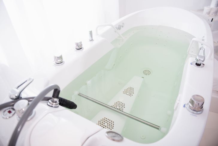 hình ảnh cận cảnh bồn tắm có mát-xa thủy lực 
