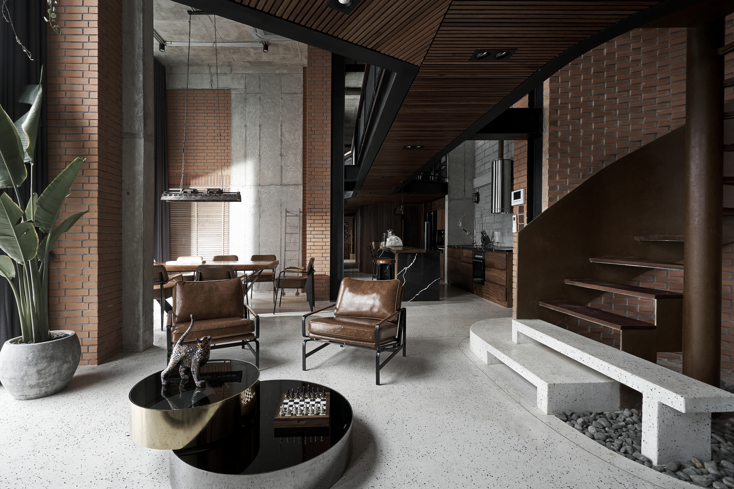 phòng khách căn penthouse với tường gạch nung đỏ, bê tông xám