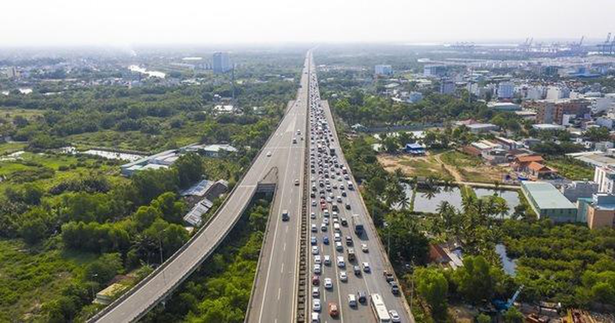 tuyến cao tốc có rất nhiều xe đang chạy
