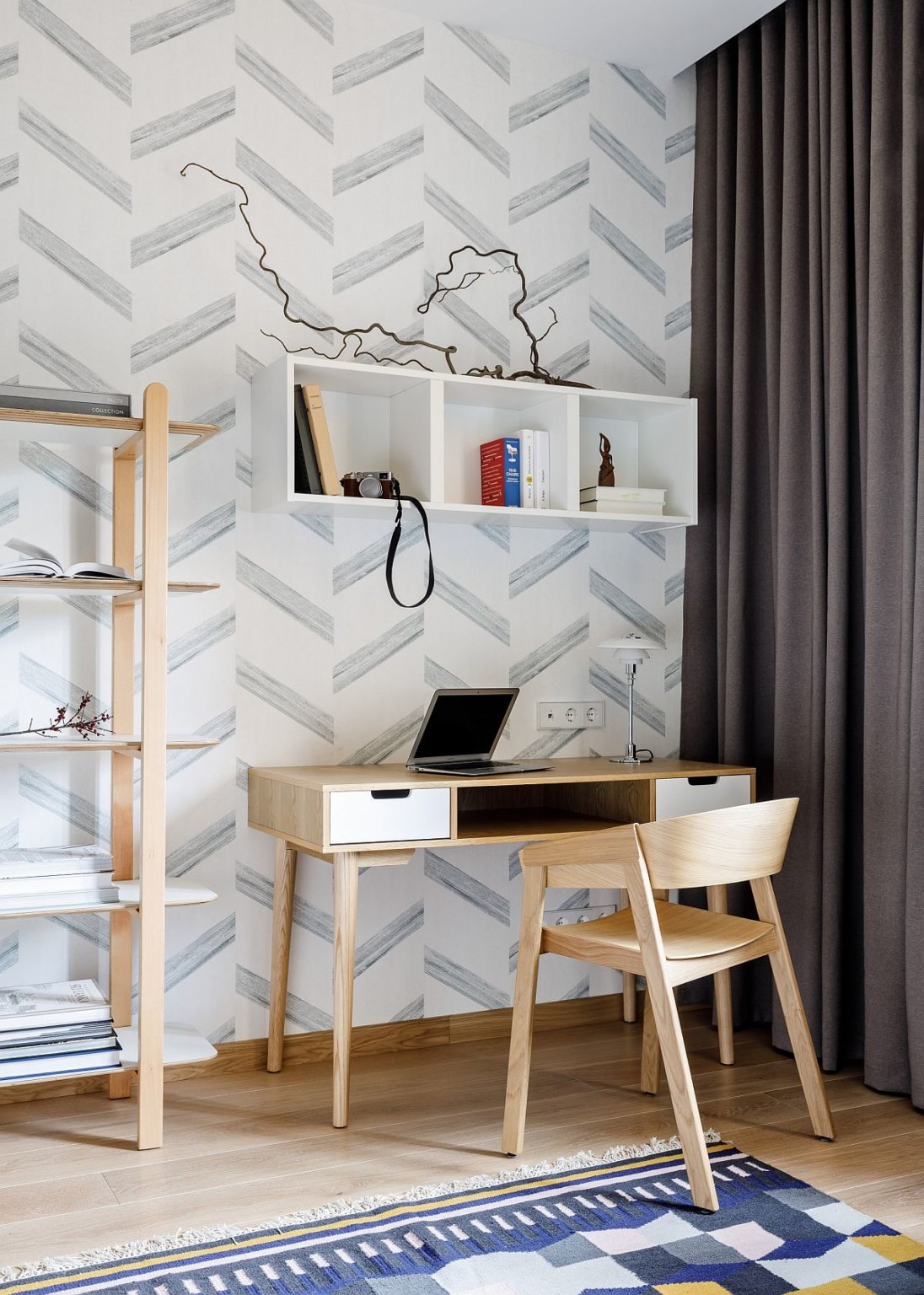 Văn ph&ograve;ng tại nh&agrave; theo phong c&aacute;ch Scandinavian hiện đại với t&ocirc;ng m&agrave;u trung t&iacute;nh trang nh&atilde;, gi&uacute;p người d&ugrave;ng tập trung hơn.