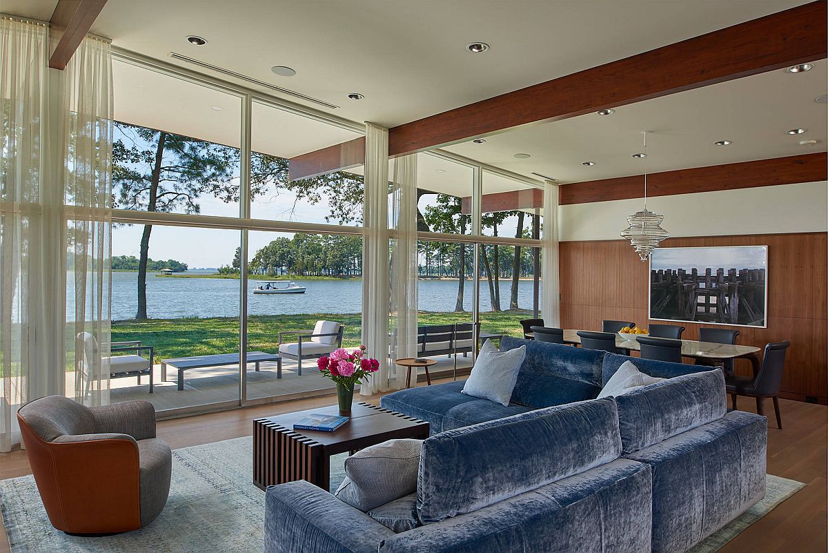 Ng&ocirc;i nh&agrave; phong c&aacute;ch Mid-century với tường k&iacute;nh trong suốt, hướng nh&igrave;n ra d&ograve;ng s&ocirc;ng &ecirc;m đềm, thơ mộng ph&iacute;a trước.