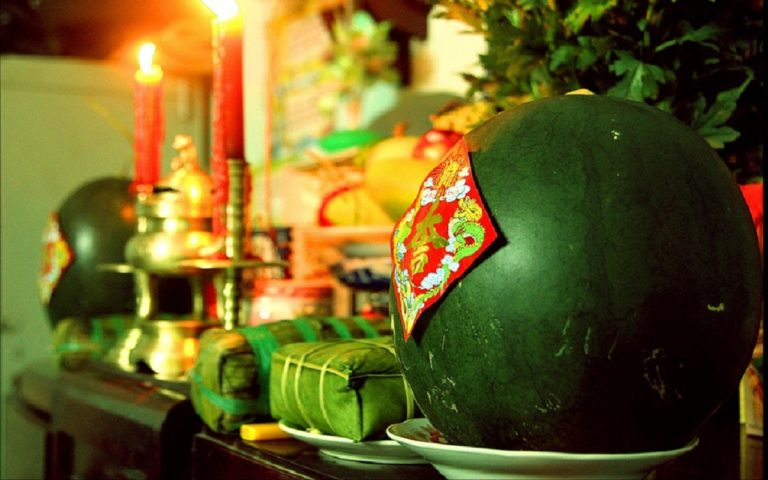 hình ảnh cận cảnh quả dưa hấu bày trên bàn thờ ngày Tết