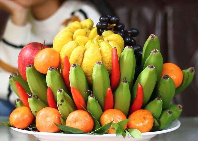 Mâm ngũ quả đặt trên bàn thờ ngày Tết.