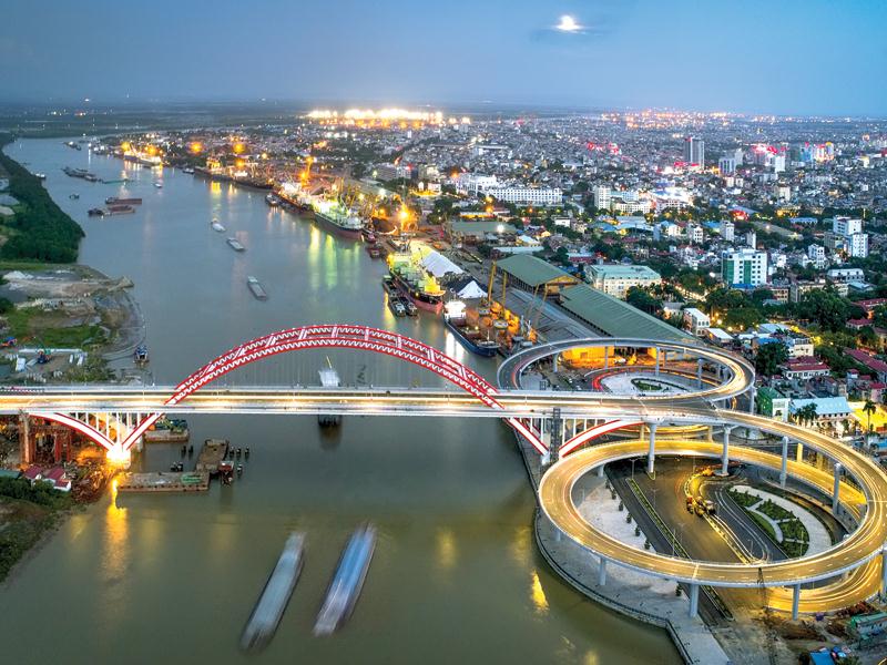 H&igrave;nh ảnh một g&oacute;c TP. Hải Ph&ograve;ng khi l&ecirc;n đ&egrave;n, cầu Ho&agrave;ng Văn Thụ, s&ocirc;ng Gấm