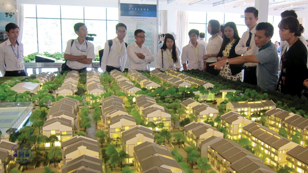 người dân cần tìm hiểu kỹ về đất 50 năm trước khi xuống tiền một nhóm người đang xem mô hình quy hoạch đất