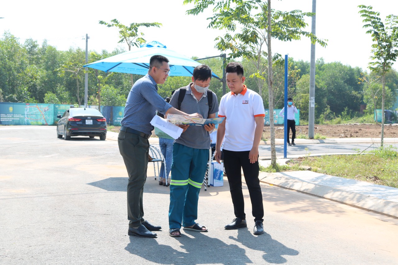 H&igrave;nh ảnh kh&aacute;ch giao dịch tại tỉnh