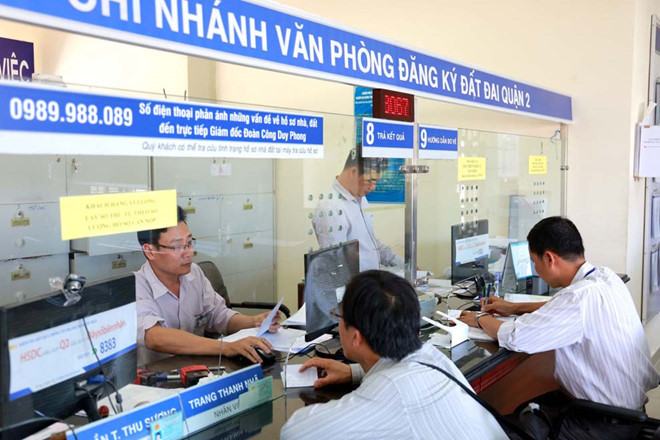 người dân đang làm thủ tục tại văn phòng đăng ký đất đai