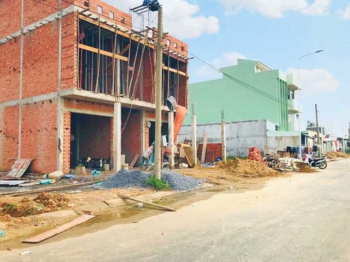 đất 50 năm khiến nhiều người hoang mang về thời hạn sử dụng hình ảnh một khu phố với một ngôi nhà đang xây dở