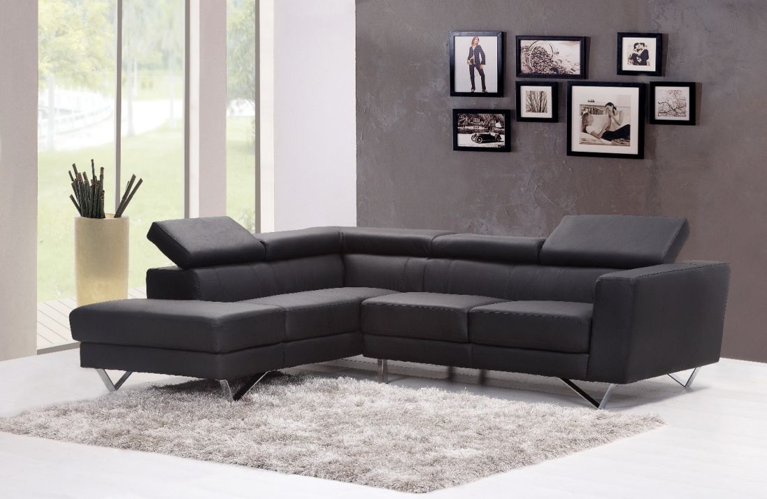 Ghế sofa lớn màu đen che khuất một phần cửa kính là lỗi thường gặp khi bài trí nội thất phòng khách có diện tích khiêm tốn.