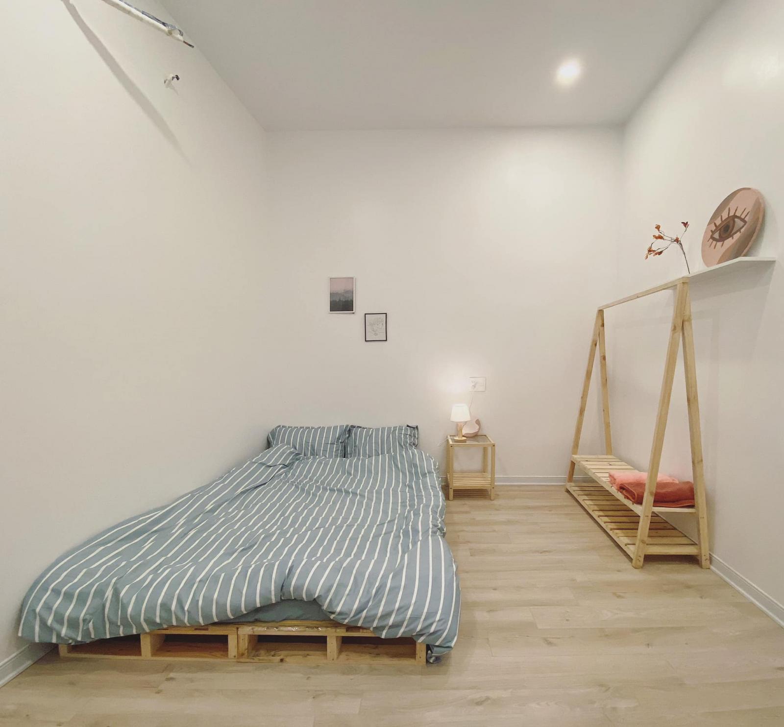 Phòng ngủ dành cho khách, tương lai sẽ được chuyển thành phòng cho con nhỏ.