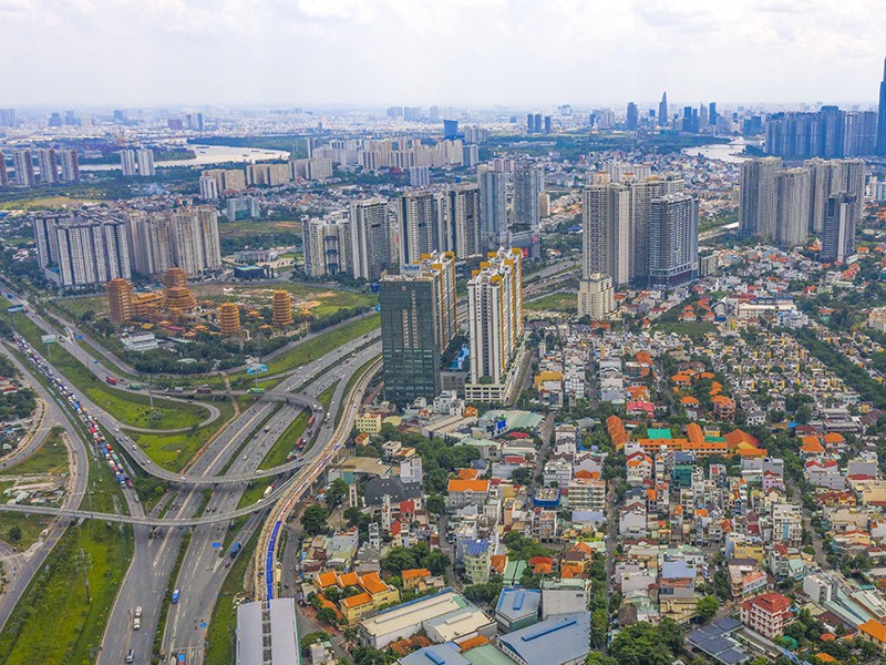 nhiều toà nhà trong thành phố, đường cao tốc, sông
