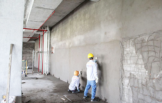 Thợ thi c&ocirc;ng tr&aacute;t tường ho&agrave;n thiện nh&agrave; x&acirc;y th&ocirc;.