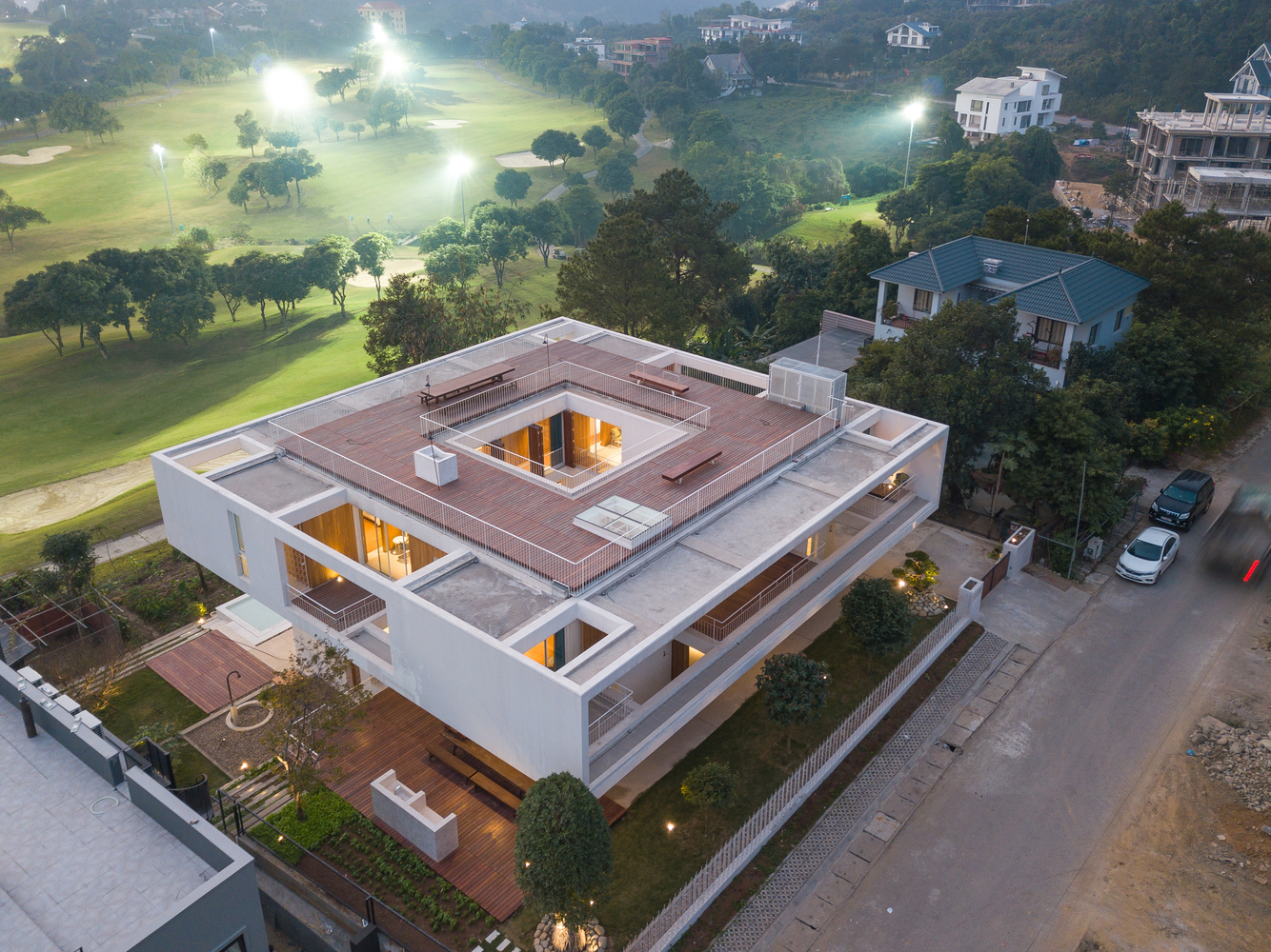 Khung cảnh biệt thự khi l&ecirc;n đ&egrave;n