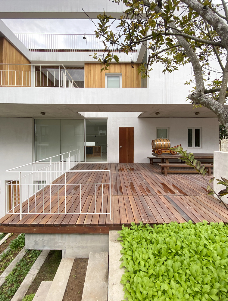 C&aacute;c bậc thang d&agrave;i ngang đục lỗ giảm nhịp, muc đ&iacute;ch l&agrave; để tr&aacute;nh cảm gi&aacute;c qu&aacute; d&agrave;i v&agrave; tạo tầm nh&igrave;n thẳng đứng. Đồng thời, ch&uacute;ng cũng tạo ra khoảng đệm hoặc ranh giới mờ giữa kh&ocirc;ng gian trong nh&agrave; v&agrave; khung cảnh b&ecirc;n ngo&agrave;i.