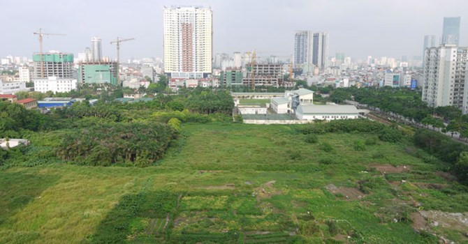 h&igrave;nh ảnh một khu đất trống nh&igrave;n từ tr&ecirc;n cao với cỏ c&acirc;y xanh m&aacute;t