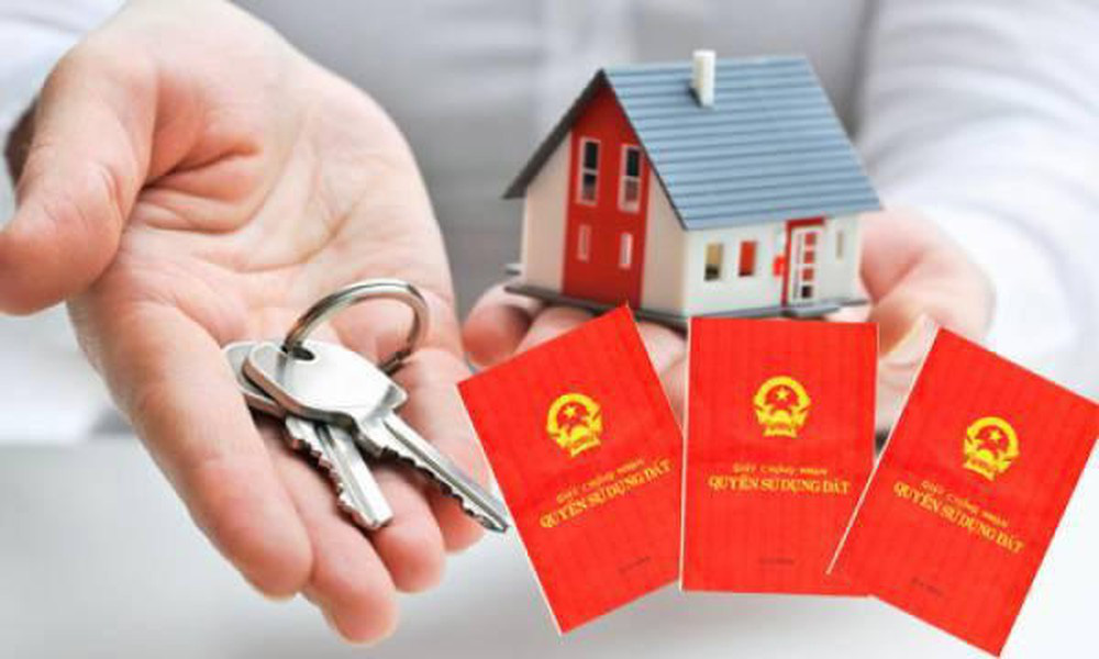 hình ảnh bàn tay cầm chìa khóa, mô hình ngôi nhà, sổ đỏ minh họa cho thủ tục giải chấp sổ đỏ