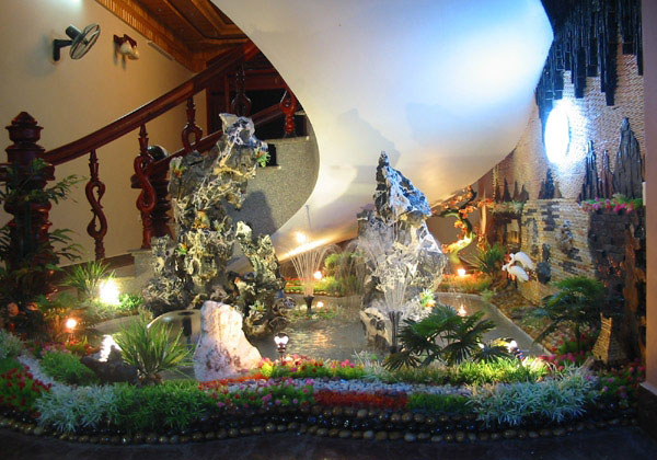 khung cảnh tiểu cảnh cầu thang vào ban đêm với ánh đèn vàng ấm áp