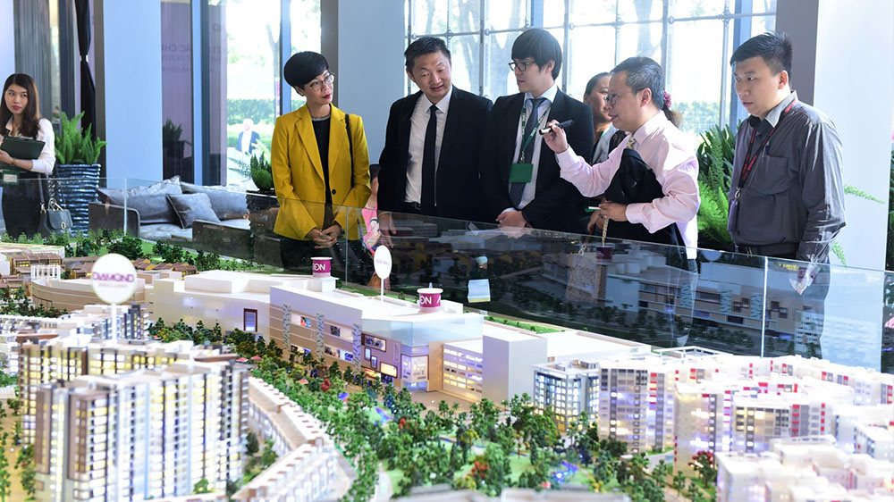 nhà đầu tư xem mô hình căn hộ