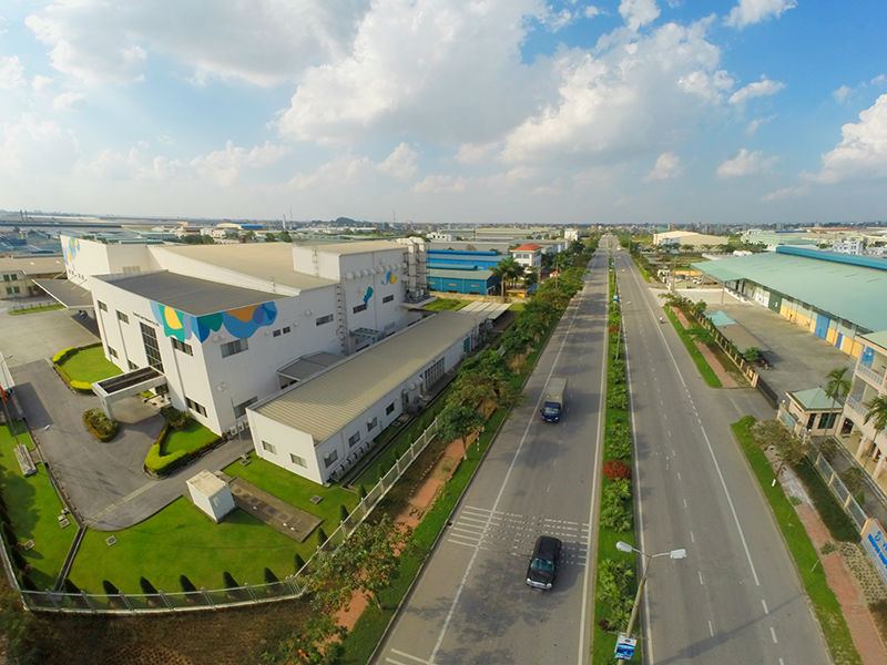 khu công nghiệp nằm cạnh đường lớn có xe ô tô đang đi