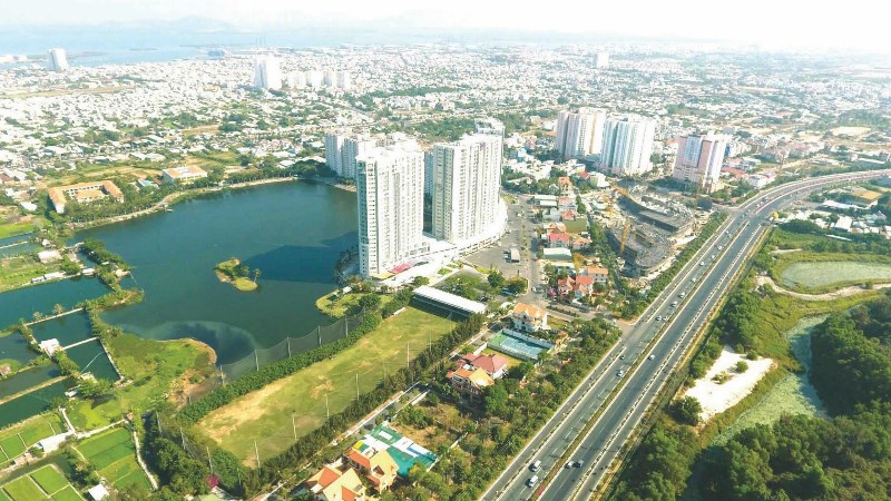 thành phố nhìn từ trên cao có nhiều toà nhà cao tầng, hồ nước, đường xá