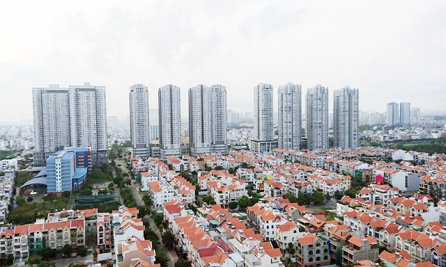 h&igrave;nh ảnh mọt g&oacute;c TP.HCM với những t&ograve;a nh&agrave; cao tầng xen kẽ khu d&acirc;n cư thấp tầng, c&acirc;y xanh