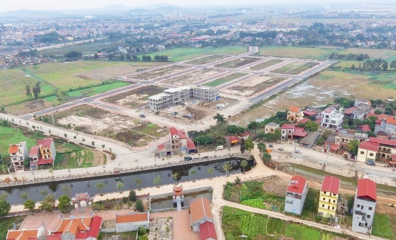 hình ảnh khu đất nhìn từ trên cao với các tòa nhà xây dựng dở dang