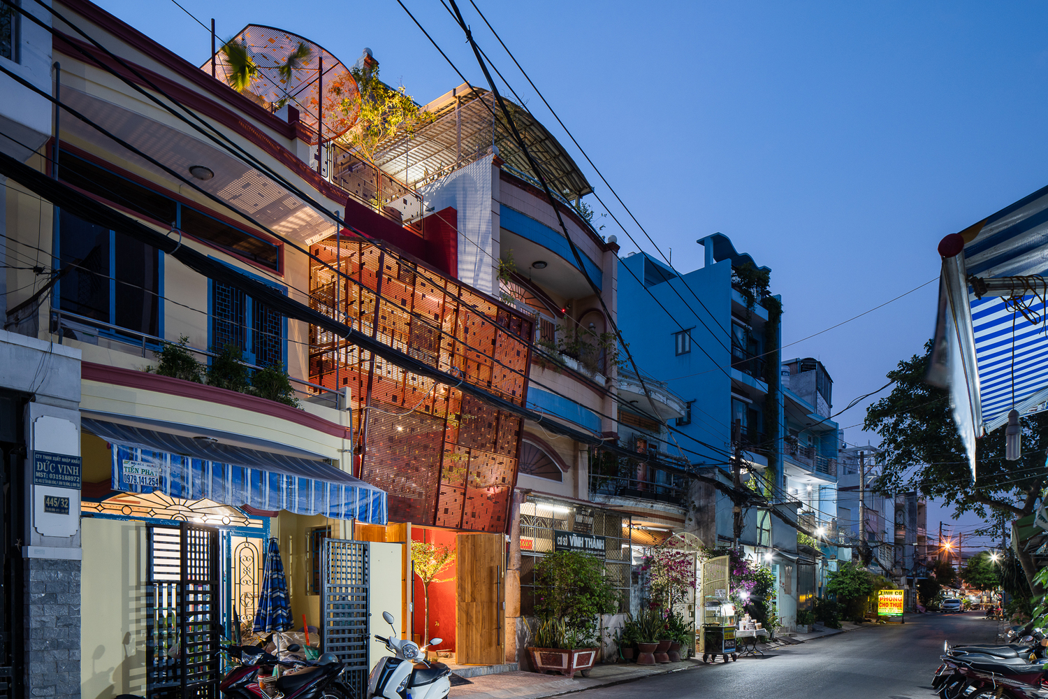 Ng&ocirc;i nh&agrave; đẹp n&agrave;y l&agrave; m&oacute;n qu&agrave; của một người con g&aacute;i d&agrave;nh tặng mẹ m&igrave;nh - người đ&atilde; trải qua hơn 3 thập kỷ sống trong căn nh&agrave; cũ xuống cấp.